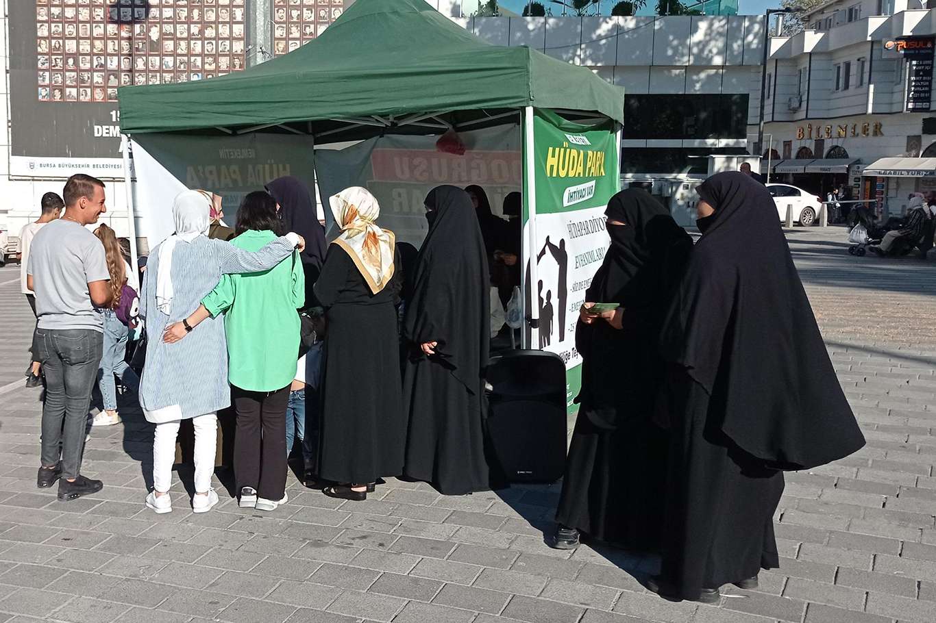 HÜDA PAR Bursa Kadın Kolları "25 yıl evli ev hanımlarına emeklilik hakkı verilsin" temalı stant açtı HÜDA PAR Bursa Kadın Kolları "25 yıl evli ev hanımlarına emeklilik hakkı verilsin" temalı stant açtı